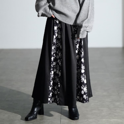 大きな花柄と個性的なトップスたっぷりのフレアスカートが大きく舞う 大きな花柄と個性的なトップスたっぷりのフレアスカートが大きく舞う